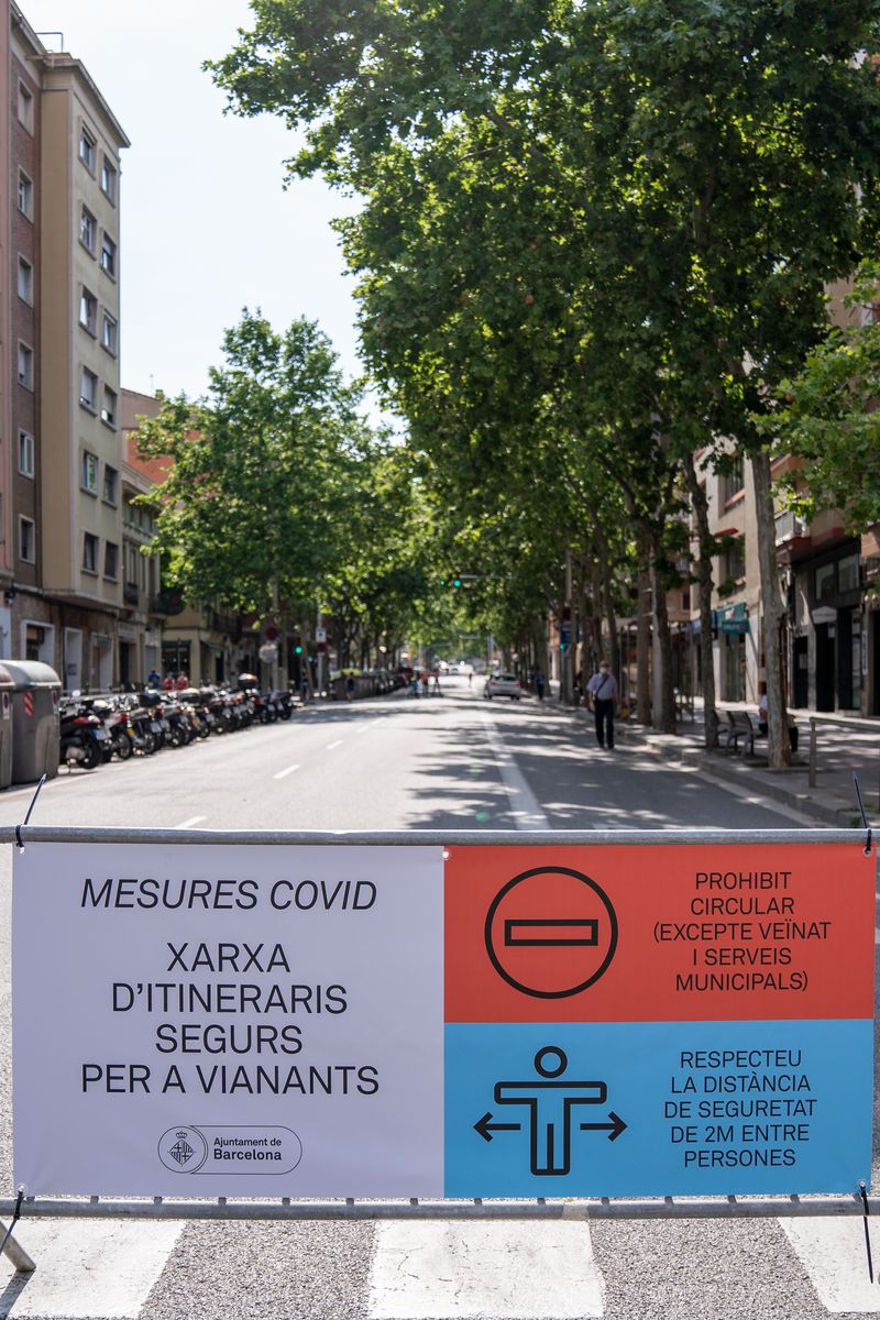 <div class='imageHoverDetail'>
             <p class='imageHoverTitle twoLineBreak'>Tanca que barra el pas de vehicles al passeig de Fabra i Puig amb el cartell ...</p>
             <p class='imageHoverAutor oneLineBreak'>Autor: Clara Soler Chopo</p>
             <button class='imageHoverBtn'>Mostra els detalls de la imatge <span class='sr-only'>Tanca que barra el pas de vehicles al passeig de Fabra i Puig amb el cartell ...</span></button>
             </div>