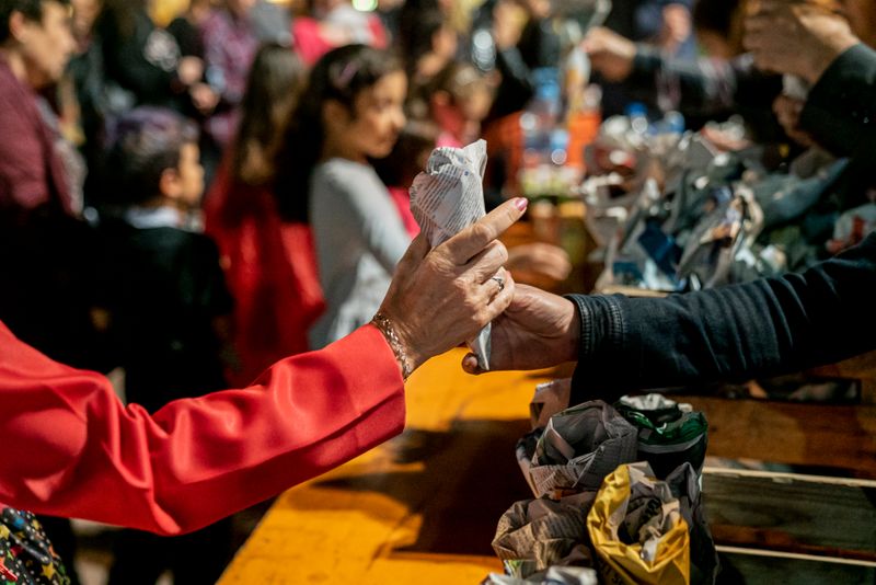 <div class='imageHoverDetail'>
             <p class='imageHoverTitle twoLineBreak'>Dona repartint una paperina amb castanyes</p>
             <p class='imageHoverAutor oneLineBreak'>Autor: Mariona Gil</p>
             <button class='imageHoverBtn'>Mostra els detalls de la imatge <span class='sr-only'>Dona repartint una paperina amb castanyes</span></button>
             </div>