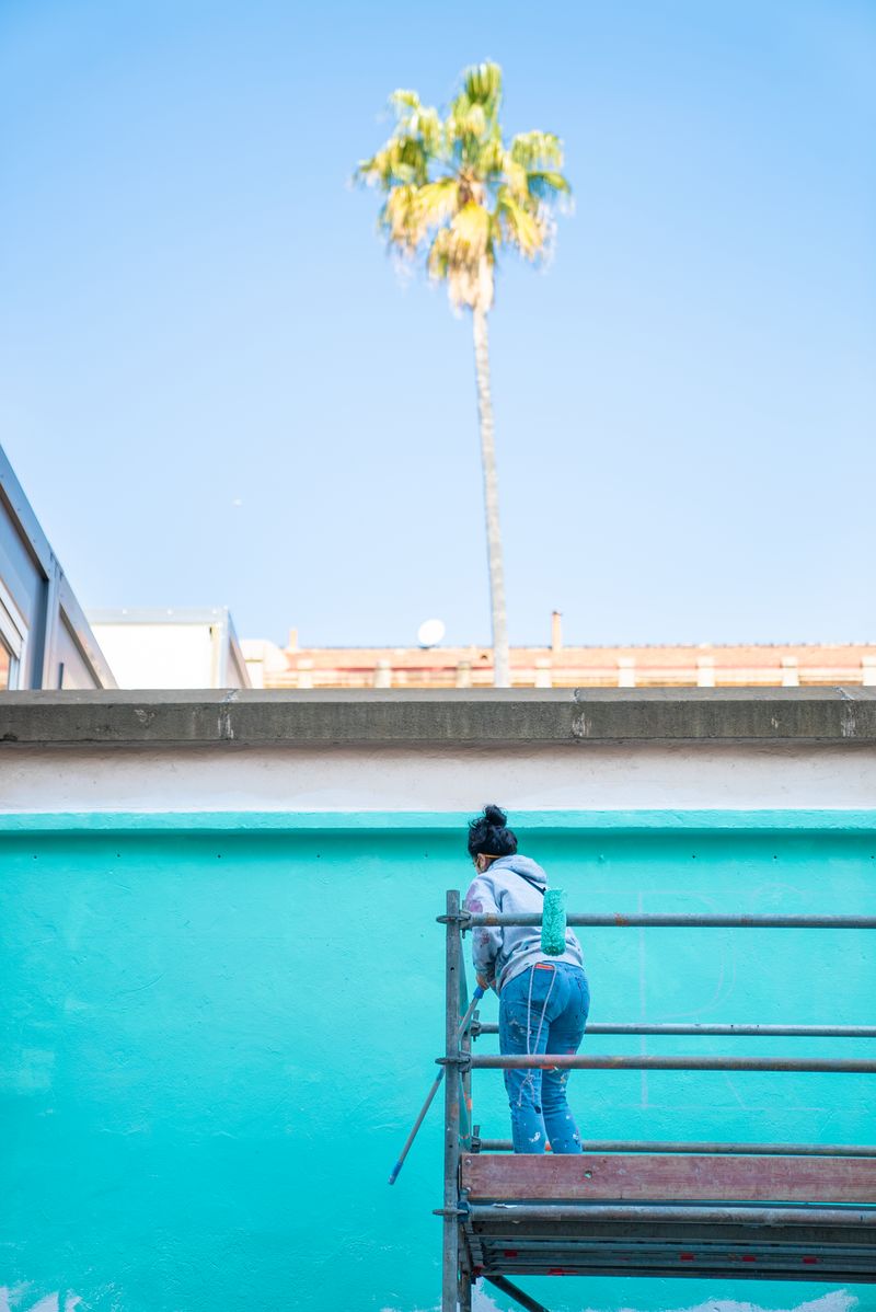 <div class='imageHoverDetail'>
             <p class='imageHoverTitle twoLineBreak'>Una de les il·lustradores pujada a una bastida preparant el mur perimetral de...</p>
             <p class='imageHoverAutor oneLineBreak'>Autor: Clara Soler Chopo</p>
             <button class='imageHoverBtn'>Mostra els detalls de la imatge <span class='sr-only'>Una de les il·lustradores pujada a una bastida preparant el mur perimetral de...</span></button>
             </div>