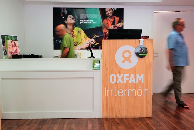 <div class='imageHoverDetail'>
             <p class='imageHoverTitle twoLineBreak'>Botiga Oxfam Intermón</p>
             <p class='imageHoverAutor oneLineBreak'>Autor: Vicente Zambrano González</p>
             <button class='imageHoverBtn'>Mostra els detalls de la imatge <span class='sr-only'>Botiga Oxfam Intermón</span></button>
             </div>