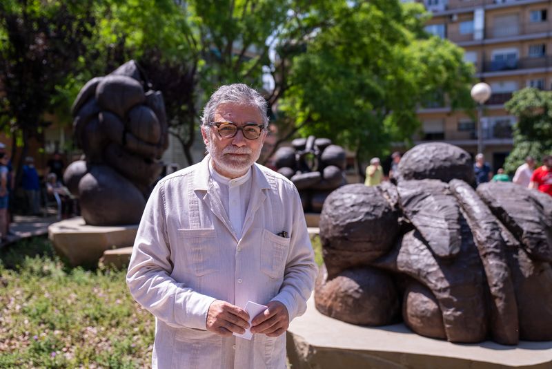 <div class='imageHoverDetail'>
             <p class='imageHoverTitle twoLineBreak'>Jaume Plensa amb una de les peces del conjunt escultòric 'Escullera' a la sev...</p>
             <p class='imageHoverAutor oneLineBreak'>Autor: Mariona Gil</p>
             <button class='imageHoverBtn'>Mostra els detalls de la imatge <span class='sr-only'>Jaume Plensa amb una de les peces del conjunt escultòric 'Escullera' a la sev...</span></button>
             </div>