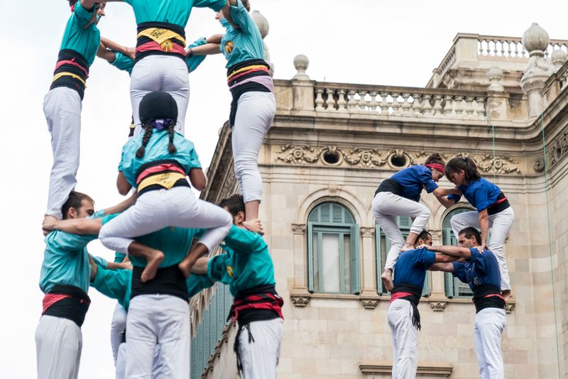 <div class='imageHoverDetail'>
             <p class='imageHoverTitle twoLineBreak'>Diada de la Mercè. Torres dels Castellers de la Vila de Gràcia (camisa blava)...</p>
             <p class='imageHoverAutor oneLineBreak'>Autor: Carlota Serarols</p>
             <button class='imageHoverBtn'>Mostra els detalls de la imatge <span class='sr-only'>Diada de la Mercè. Torres dels Castellers de la Vila de Gràcia (camisa blava)...</span></button>
             </div>