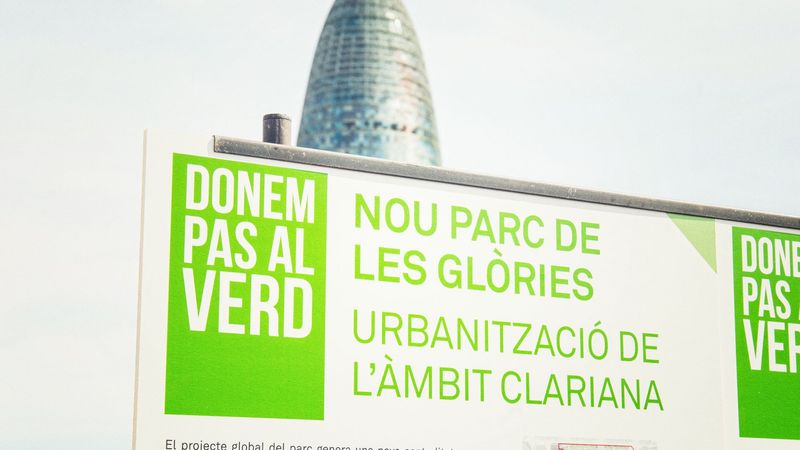 <div class='imageHoverDetail'>
             <p class='imageHoverTitle twoLineBreak'>Part del cartell del projecte de les Glòries que inclou, entre altres, la urb...</p>
             <p class='imageHoverAutor oneLineBreak'>Autor: Marc Lozano</p>
             <button class='imageHoverBtn'>Mostra els detalls de la imatge <span class='sr-only'>Part del cartell del projecte de les Glòries que inclou, entre altres, la urb...</span></button>
             </div>