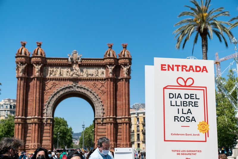 <div class='imageHoverDetail'>
             <p class='imageHoverTitle twoLineBreak'>Cartell a l’entrada del recinte firal del passeig de Lluís Companys organitza...</p>
             <p class='imageHoverAutor oneLineBreak'>Autor: Mònica Moreno</p>
             <button class='imageHoverBtn'>Mostra els detalls de la imatge <span class='sr-only'>Cartell a l’entrada del recinte firal del passeig de Lluís Companys organitza...</span></button>
             </div>