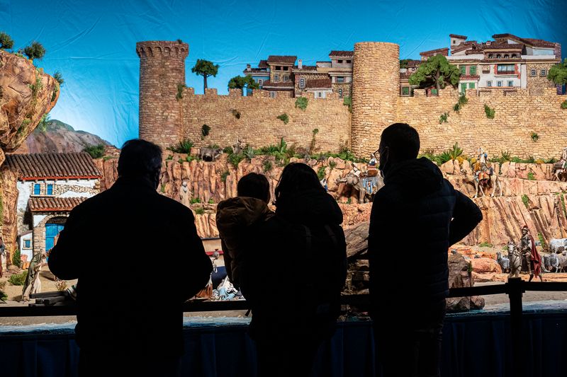 <div class='imageHoverDetail'>
             <p class='imageHoverTitle twoLineBreak'>Visitants admirant el pessebre tradicional, obra de l’Associació de Pessebris...</p>
             <p class='imageHoverAutor oneLineBreak'>Autor: Laura Guerrero</p>
             <button class='imageHoverBtn'>Mostra els detalls de la imatge <span class='sr-only'>Visitants admirant el pessebre tradicional, obra de l’Associació de Pessebris...</span></button>
             </div>