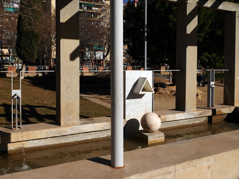 <div class='imageHoverDetail'>
             <p class='imageHoverTitle twoLineBreak'>Font al parc de Sant Martí</p>
             <p class='imageHoverAutor oneLineBreak'>Autor: Vicente Zambrano</p>
             <button class='imageHoverBtn'>Mostra els detalls de la imatge <span class='sr-only'>Font al parc de Sant Martí</span></button>
             </div>