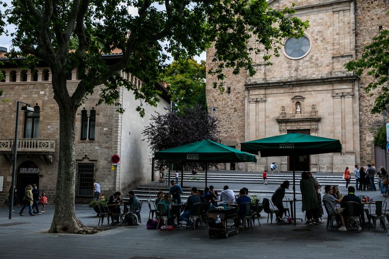 <div class='imageHoverDetail'>
             <p class='imageHoverTitle twoLineBreak'>Terrasses de la plaça de Sarrià i, al voltant, gent passant i conversant</p>
             <p class='imageHoverAutor oneLineBreak'>Autor: Edu Bayer</p>
             <button class='imageHoverBtn'>Mostra els detalls de la imatge <span class='sr-only'>Terrasses de la plaça de Sarrià i, al voltant, gent passant i conversant</span></button>
             </div>