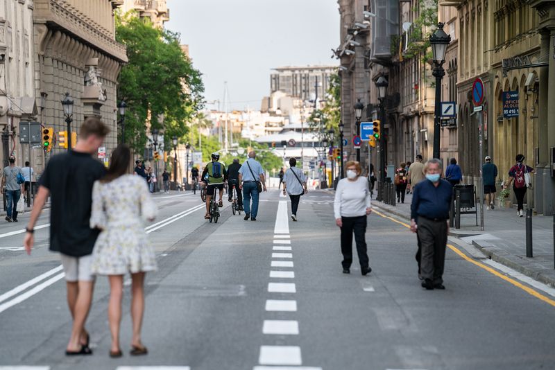 <div class='imageHoverDetail'>
             <p class='imageHoverTitle twoLineBreak'>Persones caminant pel mig de la Via Laietana, tallada al trànsit perquè forma...</p>
             <p class='imageHoverAutor oneLineBreak'>Autor: Martí Petit</p>
             <button class='imageHoverBtn'>Mostra els detalls de la imatge <span class='sr-only'>Persones caminant pel mig de la Via Laietana, tallada al trànsit perquè forma...</span></button>
             </div>