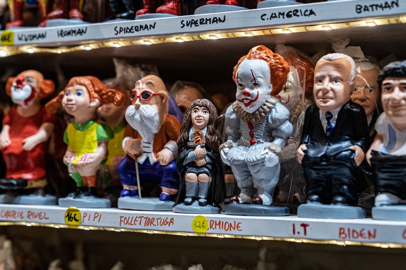 <div class='imageHoverDetail'>
             <p class='imageHoverTitle twoLineBreak'>Parada de la Fira de Santa Llúcia amb figures del caganer amb diferents perso...</p>
             <p class='imageHoverAutor oneLineBreak'>Autor: Laura Guerrero</p>
             <button class='imageHoverBtn'>Mostra els detalls de la imatge <span class='sr-only'>Parada de la Fira de Santa Llúcia amb figures del caganer amb diferents perso...</span></button>
             </div>