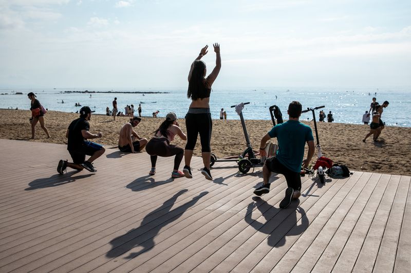 <div class='imageHoverDetail'>
             <p class='imageHoverTitle twoLineBreak'>Grup de persones fent exercicis gimnàstics a la platja i, al fons, banyistes ...</p>
             <p class='imageHoverAutor oneLineBreak'>Autor: Edu Bayer</p>
             <button class='imageHoverBtn'>Mostra els detalls de la imatge <span class='sr-only'>Grup de persones fent exercicis gimnàstics a la platja i, al fons, banyistes ...</span></button>
             </div>