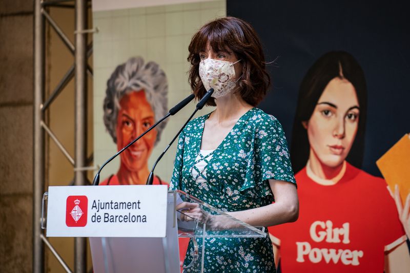 <div class='imageHoverDetail'>
             <p class='imageHoverTitle twoLineBreak'>Parlament de l’escriptora Irene Vallejo durant l’acte de l’esmorzar de Sant J...</p>
             <p class='imageHoverAutor oneLineBreak'>Autor: Laura Guerrero</p>
             <button class='imageHoverBtn'>Mostra els detalls de la imatge <span class='sr-only'>Parlament de l’escriptora Irene Vallejo durant l’acte de l’esmorzar de Sant J...</span></button>
             </div>