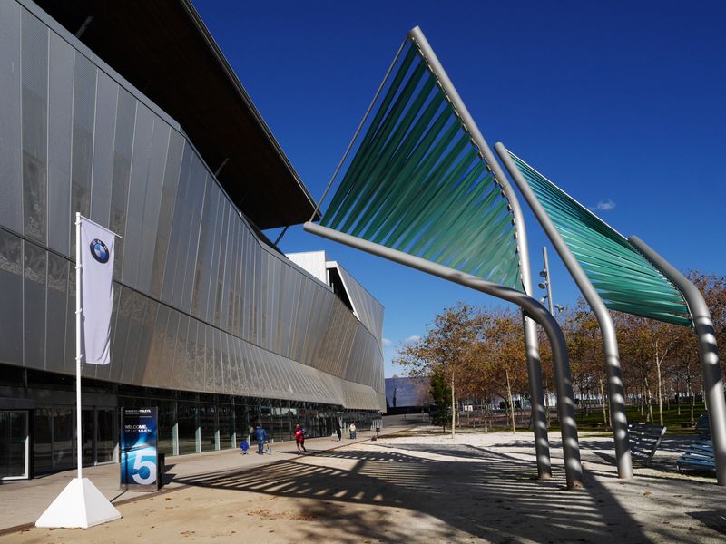 <div class='imageHoverDetail'>
             <p class='imageHoverTitle twoLineBreak'>Exterior del Centre de Convencions Internacional</p>
             <p class='imageHoverAutor oneLineBreak'>Autor: Vicente Zambrano</p>
             <button class='imageHoverBtn'>Mostra els detalls de la imatge <span class='sr-only'>Exterior del Centre de Convencions Internacional</span></button>
             </div>