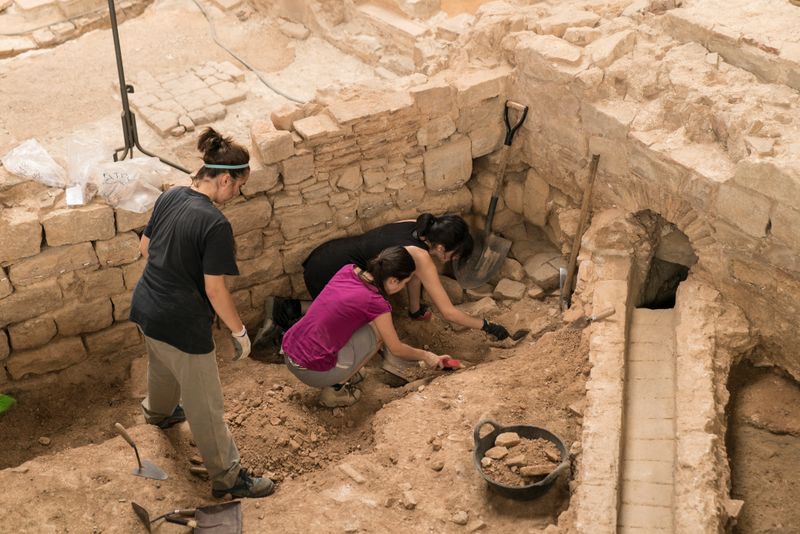 <div class='imageHoverDetail'>
             <p class='imageHoverTitle twoLineBreak'>Arqueòlogues treballant en una de les cantonades de l'interior de una casa de...</p>
             <p class='imageHoverAutor oneLineBreak'>Autor: Sebastià Rambla</p>
             <button class='imageHoverBtn'>Mostra els detalls de la imatge <span class='sr-only'>Arqueòlogues treballant en una de les cantonades de l'interior de una casa de...</span></button>
             </div>