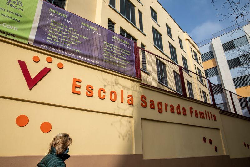 <div class='imageHoverDetail'>
             <p class='imageHoverTitle twoLineBreak'>Mur exterior de l'Escola Sagrada Família a Comte d'Urgell amb el nom del cent...</p>
             <p class='imageHoverAutor oneLineBreak'>Autor: Edu Bayer</p>
             <button class='imageHoverBtn'>Mostra els detalls de la imatge <span class='sr-only'>Mur exterior de l'Escola Sagrada Família a Comte d'Urgell amb el nom del cent...</span></button>
             </div>
