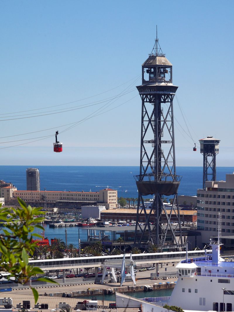 <div class='imageHoverDetail'>
             <p class='imageHoverTitle twoLineBreak'>Telefèric de Montjuïc. Torre de Jaume I i Torre de Sant Sebastià</p>
             <p class='imageHoverAutor oneLineBreak'>Autor: Vicente Zambrano González</p>
             <button class='imageHoverBtn'>Mostra els detalls de la imatge <span class='sr-only'>Telefèric de Montjuïc. Torre de Jaume I i Torre de Sant Sebastià</span></button>
             </div>
