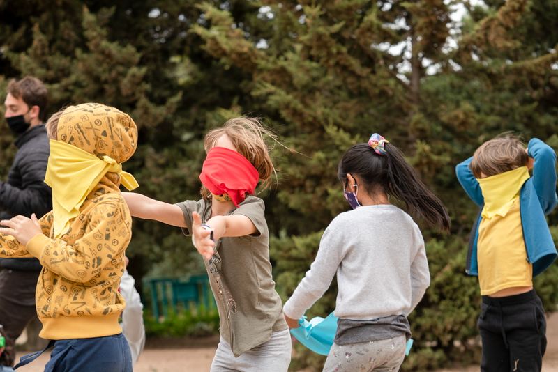 <div class='imageHoverDetail'>
             <p class='imageHoverTitle twoLineBreak'>Uns nens juguen a empaitar-se amb els ulls embenats en una clariana del Park ...</p>
             <p class='imageHoverAutor oneLineBreak'>Autor: Martí Petit</p>
             <button class='imageHoverBtn'>Mostra els detalls de la imatge <span class='sr-only'>Uns nens juguen a empaitar-se amb els ulls embenats en una clariana del Park ...</span></button>
             </div>