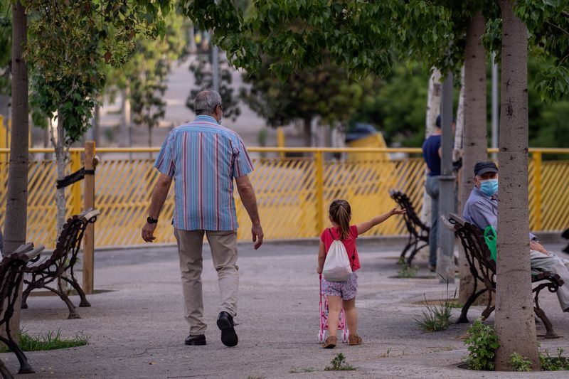 <div class='imageHoverDetail'>
             <p class='imageHoverTitle twoLineBreak'>Una nena passeja amb el cotxet de ninos acompanyada per un adult a la rambla ...</p>
             <p class='imageHoverAutor oneLineBreak'>Autor: Laura Guerrero</p>
             <button class='imageHoverBtn'>Mostra els detalls de la imatge <span class='sr-only'>Una nena passeja amb el cotxet de ninos acompanyada per un adult a la rambla ...</span></button>
             </div>