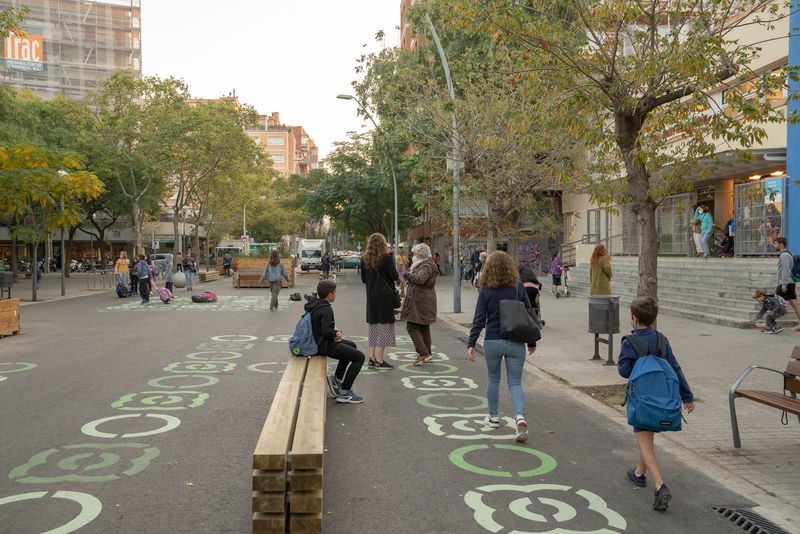 <div class='imageHoverDetail'>
             <p class='imageHoverTitle twoLineBreak'>Famílies amb infants caminant per la zona pacificada davant de l'Escola Lavín...</p>
             <p class='imageHoverAutor oneLineBreak'>Autor: Martí Petit</p>
             <button class='imageHoverBtn'>Mostra els detalls de la imatge <span class='sr-only'>Famílies amb infants caminant per la zona pacificada davant de l'Escola Lavín...</span></button>
             </div>