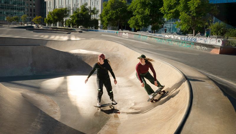 
             Dues "skaters" patinant al parc de patinatge de la Marina.
             Autor: Lucas Amillano
             Mostra els detalls de la imatge Dues "skaters" patinant al parc de patinatge de la Marina.
             
