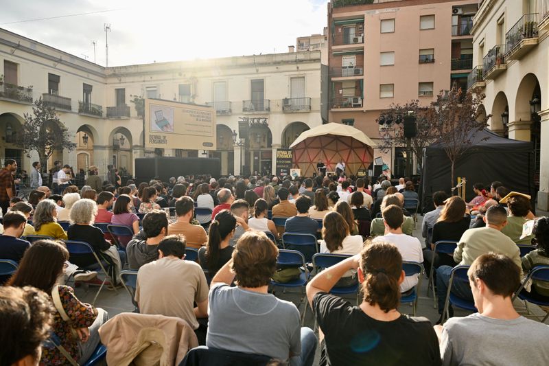 <div class='imageHoverDetail'>
             <p class='imageHoverTitle twoLineBreak'>A la plaça de Masadas té lloc la conversa "Les respostes als populismes total...</p>
             <p class='imageHoverAutor oneLineBreak'>Autor: Eduard Pedrocchi</p>
             <button class='imageHoverBtn'>Mostra els detalls de la imatge <span class='sr-only'>A la plaça de Masadas té lloc la conversa "Les respostes als populismes total...</span></button>
             </div>