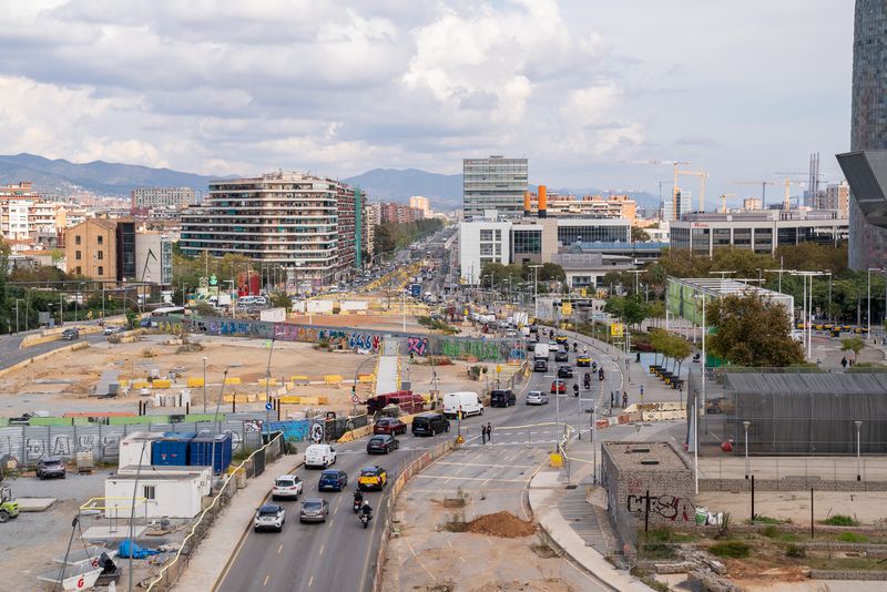 <div class='imageHoverDetail'>
             <p class='imageHoverTitle twoLineBreak'>Cotxes circulant per la Gran Via de les Corts Catalanes al seu pas per plaça ...</p>
             <p class='imageHoverAutor oneLineBreak'>Autor: Mariona Gil</p>
             <button class='imageHoverBtn'>Mostra els detalls de la imatge <span class='sr-only'>Cotxes circulant per la Gran Via de les Corts Catalanes al seu pas per plaça ...</span></button>
             </div>