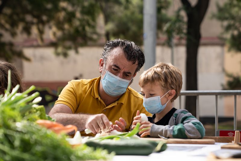 
             Un hombre explica a su hijo cómo hacer una vajilla comestible con verduras en...
             Autor: Mariona Gil
             Ver los detalles de la imagen Un hombre explica a su hijo cómo hacer una vajilla comestible con verduras en...
             