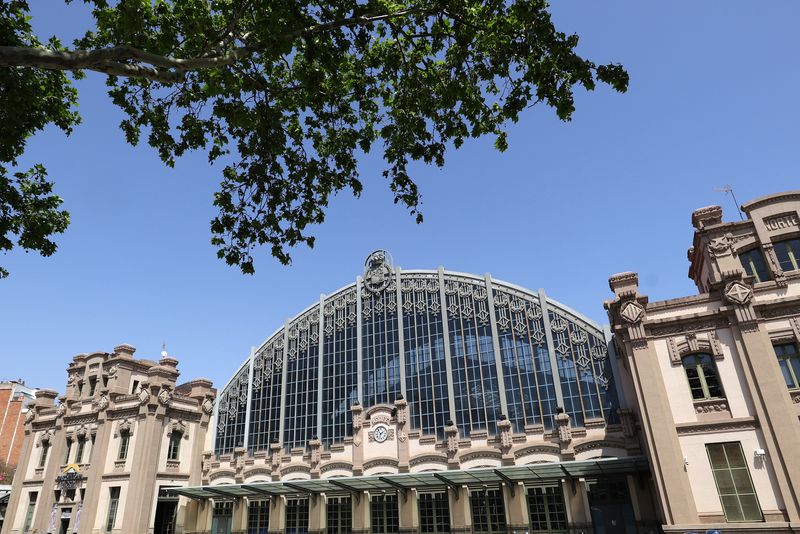 <div class='imageHoverDetail'>
             <p class='imageHoverTitle twoLineBreak'>Estació del Nord. Façana</p>
             <p class='imageHoverAutor oneLineBreak'>Autor: Vicente Zambrano González</p>
             <button class='imageHoverBtn'>Mostra els detalls de la imatge <span class='sr-only'>Estació del Nord. Façana</span></button>
             </div>