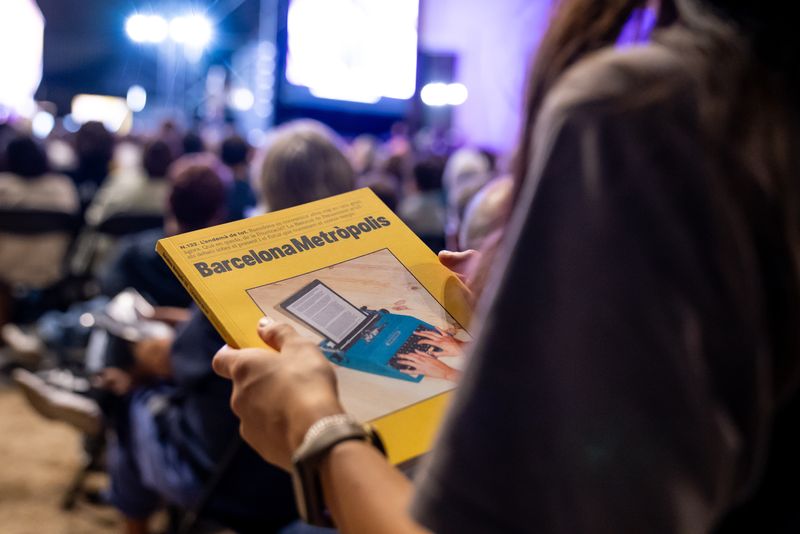 
             Una persona fulleja la revista "Barcelona Metròpolis" amb la portada de la Bi...
             Autor: Josbel A. Tinoco
             Mostra els detalls de la imatge Una persona fulleja la revista "Barcelona Metròpolis" amb la portada de la Bi...
             