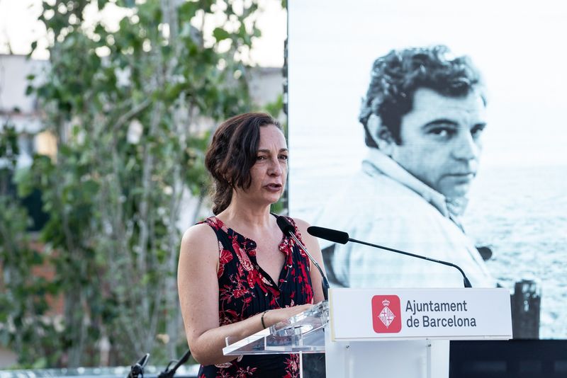 <div class='imageHoverDetail'>
             <p class='imageHoverTitle twoLineBreak'>Intervenció de Berta Marsé durant l’acte d’homenatge al seu pare, l’escriptor...</p>
             <p class='imageHoverAutor oneLineBreak'>Autor: Paula Jaume</p>
             <button class='imageHoverBtn'>Mostra els detalls de la imatge <span class='sr-only'>Intervenció de Berta Marsé durant l’acte d’homenatge al seu pare, l’escriptor...</span></button>
             </div>