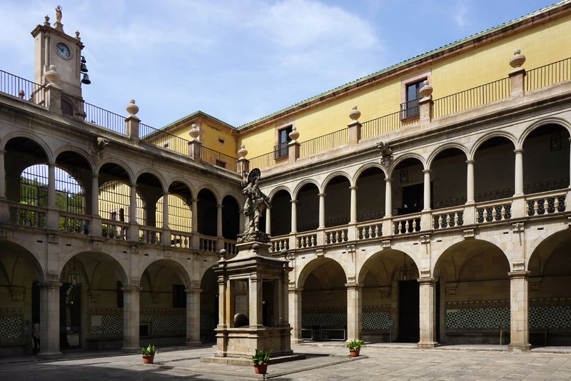 <div class='imageHoverDetail'>
             <p class='imageHoverTitle twoLineBreak'>Casa de Convalescència. Pati i estàtua</p>
             <p class='imageHoverAutor oneLineBreak'>Autor: Vicente Zambrano González</p>
             <button class='imageHoverBtn'>Mostra els detalls de la imatge <span class='sr-only'>Casa de Convalescència. Pati i estàtua</span></button>
             </div>