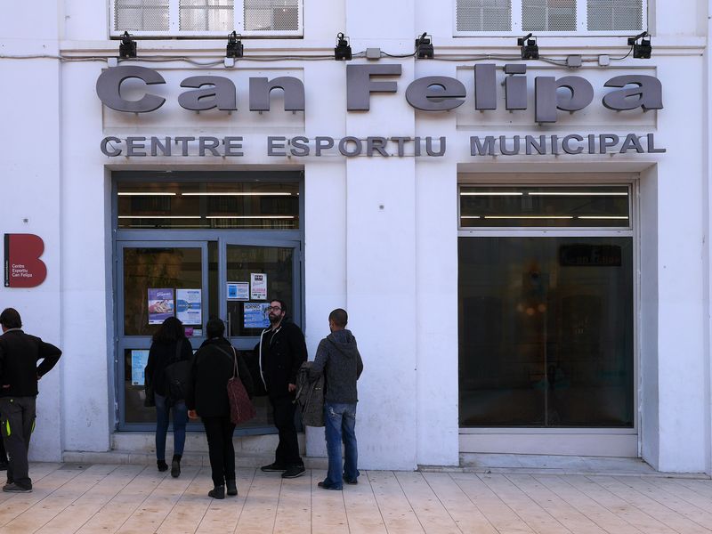 <div class='imageHoverDetail'>
             <p class='imageHoverTitle twoLineBreak'>Entrada del CEM Can Felipa</p>
             <p class='imageHoverAutor oneLineBreak'>Autor: Vicente Zambrano</p>
             <button class='imageHoverBtn'>Mostra els detalls de la imatge <span class='sr-only'>Entrada del CEM Can Felipa</span></button>
             </div>