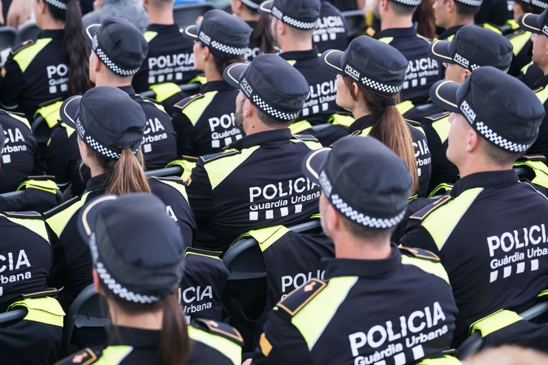 <div class='imageHoverDetail'>
             <p class='imageHoverTitle twoLineBreak'>Vista des de dalt d’un grup de la Guàrdia Urbana assegut en l’esdeveniment de...</p>
             <p class='imageHoverAutor oneLineBreak'>Autor: Ceci Fimia</p>
             <button class='imageHoverBtn'>Mostra els detalls de la imatge <span class='sr-only'>Vista des de dalt d’un grup de la Guàrdia Urbana assegut en l’esdeveniment de...</span></button>
             </div>