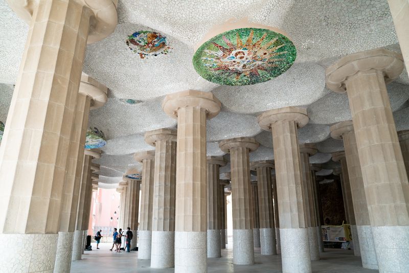 <div class='imageHoverDetail'>
             <p class='imageHoverTitle twoLineBreak'>Vista general de la Sala Hipòstila del Park Güell amb alguns membres dels mit...</p>
             <p class='imageHoverAutor oneLineBreak'>Autor: Mònica Moreno</p>
             <button class='imageHoverBtn'>Mostra els detalls de la imatge <span class='sr-only'>Vista general de la Sala Hipòstila del Park Güell amb alguns membres dels mit...</span></button>
             </div>