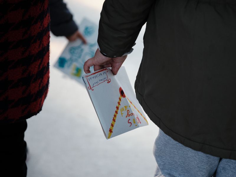 <div class='imageHoverDetail'>
             <p class='imageHoverTitle twoLineBreak'>Uns infants porten a les mans una carta per als Reis</p>
             <p class='imageHoverAutor oneLineBreak'>Autor: Mariano Herrera</p>
             <button class='imageHoverBtn'>Mostra els detalls de la imatge <span class='sr-only'>Uns infants porten a les mans una carta per als Reis</span></button>
             </div>