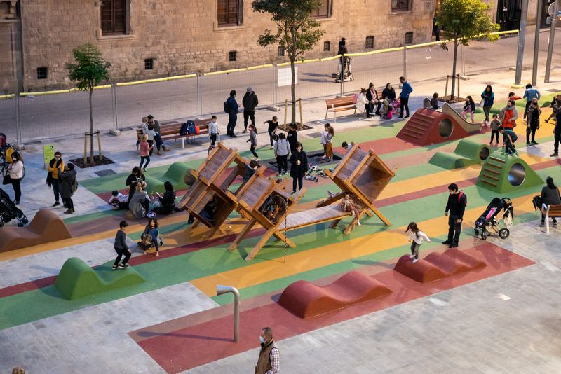 <div class='imageHoverDetail'>
             <p class='imageHoverTitle twoLineBreak'>Vista de la plaça de Sant Miquel amb zones verdes i espai on es pot jugar. Hi...</p>
             <p class='imageHoverAutor oneLineBreak'>Autor: Mònica Moreno</p>
             <button class='imageHoverBtn'>Mostra els detalls de la imatge <span class='sr-only'>Vista de la plaça de Sant Miquel amb zones verdes i espai on es pot jugar. Hi...</span></button>
             </div>