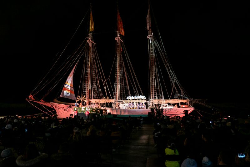 <div class='imageHoverDetail'>
             <p class='imageHoverTitle twoLineBreak'>Vista dels pailebot 'Santa Eulàlia' al Port del Fòrum i del públic assistent ...</p>
             <p class='imageHoverAutor oneLineBreak'>Autor: Mariona Gil</p>
             <button class='imageHoverBtn'>Mostra els detalls de la imatge <span class='sr-only'>Vista dels pailebot 'Santa Eulàlia' al Port del Fòrum i del públic assistent ...</span></button>
             </div>