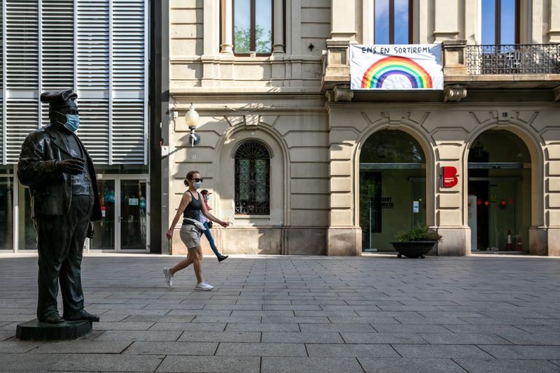 <div class='imageHoverDetail'>
             <p class='imageHoverTitle twoLineBreak'>Plaça de Comas amb la pancarta "Ens en sortirem" penjada de la façana de la s...</p>
             <p class='imageHoverAutor oneLineBreak'>Autor: Edu Bayer</p>
             <button class='imageHoverBtn'>Mostra els detalls de la imatge <span class='sr-only'>Plaça de Comas amb la pancarta "Ens en sortirem" penjada de la façana de la s...</span></button>
             </div>