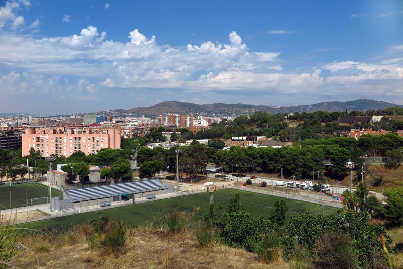 <div class='imageHoverDetail'>
             <p class='imageHoverTitle twoLineBreak'>Barri de la Marina vist des del castell de Port</p>
             <p class='imageHoverAutor oneLineBreak'>Autor: Vicente Zambrano González</p>
             <button class='imageHoverBtn'>Mostra els detalls de la imatge <span class='sr-only'>Barri de la Marina vist des del castell de Port</span></button>
             </div>