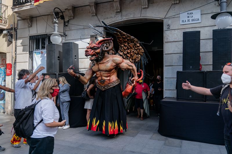 <div class='imageHoverDetail'>
             <p class='imageHoverTitle twoLineBreak'>Atzeries de la Vella de Gràcia</p>
             <p class='imageHoverAutor oneLineBreak'>Autor: Laura Guerrero</p>
             <button class='imageHoverBtn'>Mostra els detalls de la imatge <span class='sr-only'>Atzeries de la Vella de Gràcia</span></button>
             </div>