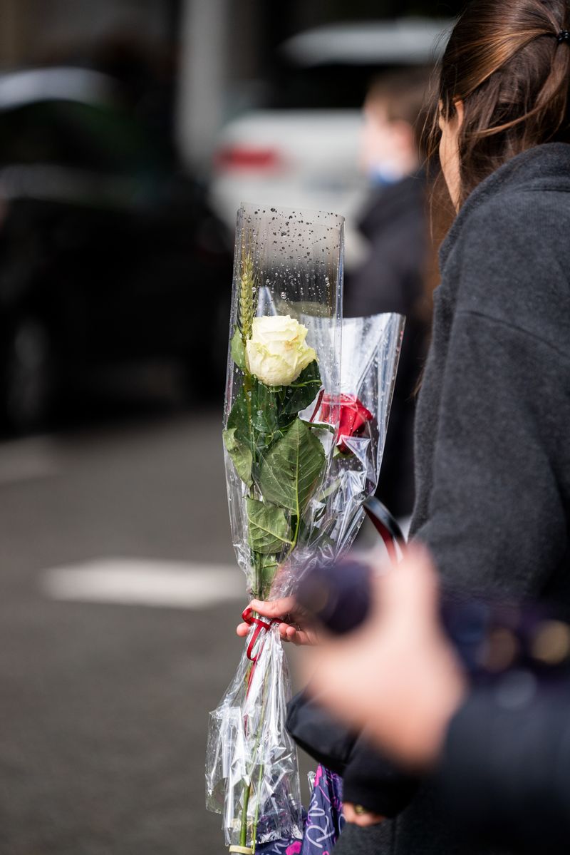 <div class='imageHoverDetail'>
             <p class='imageHoverTitle twoLineBreak'>Una dona amb dues roses a la mà passeja per la superilla literària de Sant Jordi</p>
             <p class='imageHoverAutor oneLineBreak'>Autor: Isaac Planella</p>
             <button class='imageHoverBtn'>Mostra els detalls de la imatge <span class='sr-only'>Una dona amb dues roses a la mà passeja per la superilla literària de Sant Jordi</span></button>
             </div>