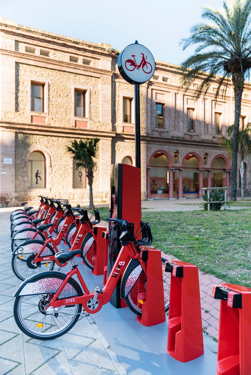 <div class='imageHoverDetail'>
             <p class='imageHoverTitle twoLineBreak'>Estació de Bicing davant la Seu de Districte de Nou Barris</p>
             <p class='imageHoverAutor oneLineBreak'>Autor: Carlota Serarols</p>
             <button class='imageHoverBtn'>Mostra els detalls de la imatge <span class='sr-only'>Estació de Bicing davant la Seu de Districte de Nou Barris</span></button>
             </div>