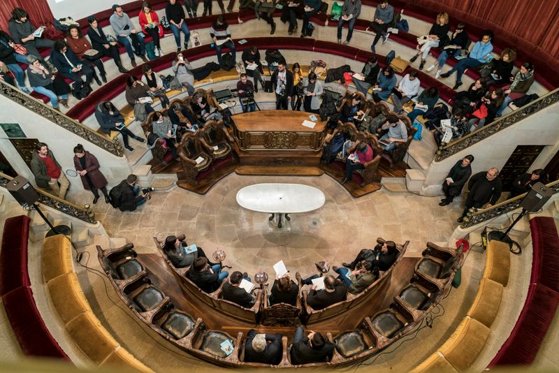<div class='imageHoverDetail'>
             <p class='imageHoverTitle twoLineBreak'>Vista general de la Sala de Disseccions de la Reial Acadèmia de Medicina dura...</p>
             <p class='imageHoverAutor oneLineBreak'>Autor: Carlota Serarols</p>
             <button class='imageHoverBtn'>Mostra els detalls de la imatge <span class='sr-only'>Vista general de la Sala de Disseccions de la Reial Acadèmia de Medicina dura...</span></button>
             </div>