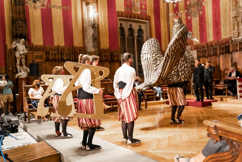 <div class='imageHoverDetail'>
             <p class='imageHoverTitle twoLineBreak'>Seguici de l'Àliga de Barcelona ballant durant la cerimònia de lectura del pr...</p>
             <p class='imageHoverAutor oneLineBreak'>Autor: Clara Soler Chopo</p>
             <button class='imageHoverBtn'>Mostra els detalls de la imatge <span class='sr-only'>Seguici de l'Àliga de Barcelona ballant durant la cerimònia de lectura del pr...</span></button>
             </div>