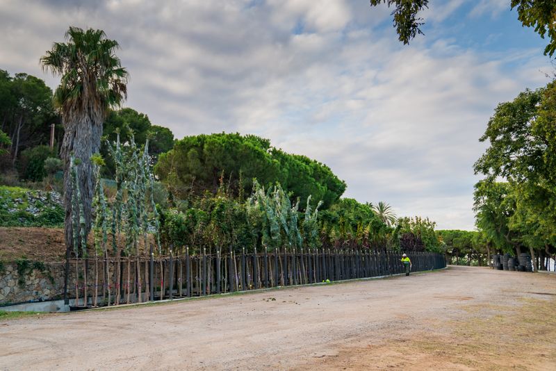 <div class='imageHoverDetail'>
             <p class='imageHoverTitle twoLineBreak'>Pla general d'una part del Viver de Tres Pins on hi ha diferents arbres plant...</p>
             <p class='imageHoverAutor oneLineBreak'>Autor: Josbel A. Tinoco</p>
             <button class='imageHoverBtn'>Mostra els detalls de la imatge <span class='sr-only'>Pla general d'una part del Viver de Tres Pins on hi ha diferents arbres plant...</span></button>
             </div>