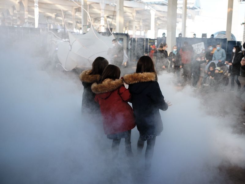 <div class='imageHoverDetail'>
             <p class='imageHoverTitle twoLineBreak'>Infants caminant i jugant entre el fum al Parc de la Màgia de Nadal</p>
             <p class='imageHoverAutor oneLineBreak'>Autor: Mariano Herrera</p>
             <button class='imageHoverBtn'>Mostra els detalls de la imatge <span class='sr-only'>Infants caminant i jugant entre el fum al Parc de la Màgia de Nadal</span></button>
             </div>