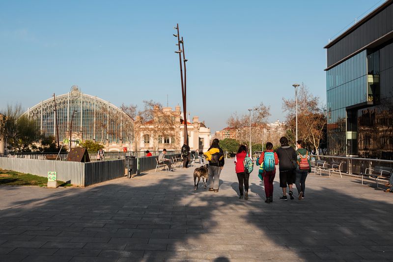 <div class='imageHoverDetail'>
             <p class='imageHoverTitle twoLineBreak'>Estació del Nord al barri de Fort Pienc</p>
             <p class='imageHoverAutor oneLineBreak'>Autor: Paola de Grenet</p>
             <button class='imageHoverBtn'>Mostra els detalls de la imatge <span class='sr-only'>Estació del Nord al barri de Fort Pienc</span></button>
             </div>