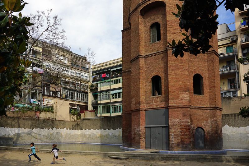 <div class='imageHoverDetail'>
             <p class='imageHoverTitle twoLineBreak'>Jardins de la Torre de les Aigües. Nens jugant</p>
             <p class='imageHoverAutor oneLineBreak'>Autor: Vicente Zambrano González</p>
             <button class='imageHoverBtn'>Mostra els detalls de la imatge <span class='sr-only'>Jardins de la Torre de les Aigües. Nens jugant</span></button>
             </div>