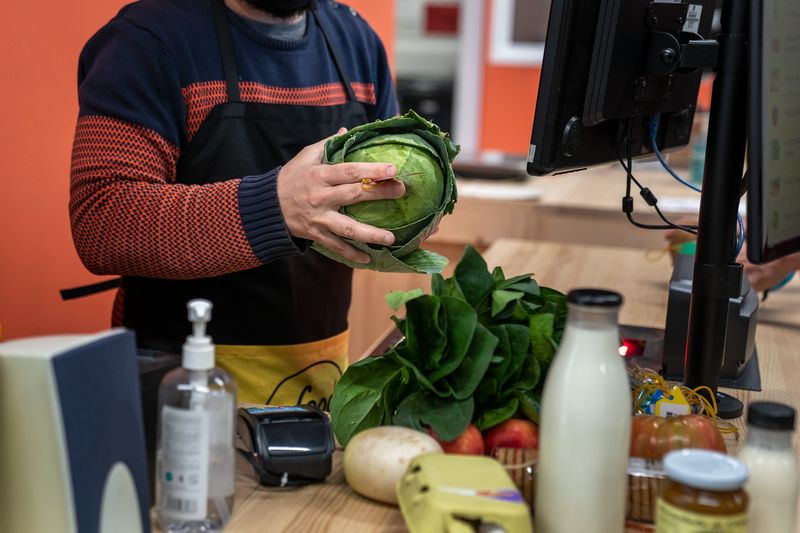 
             Un treballador del projecte FoodCoop BCN registra la compra d