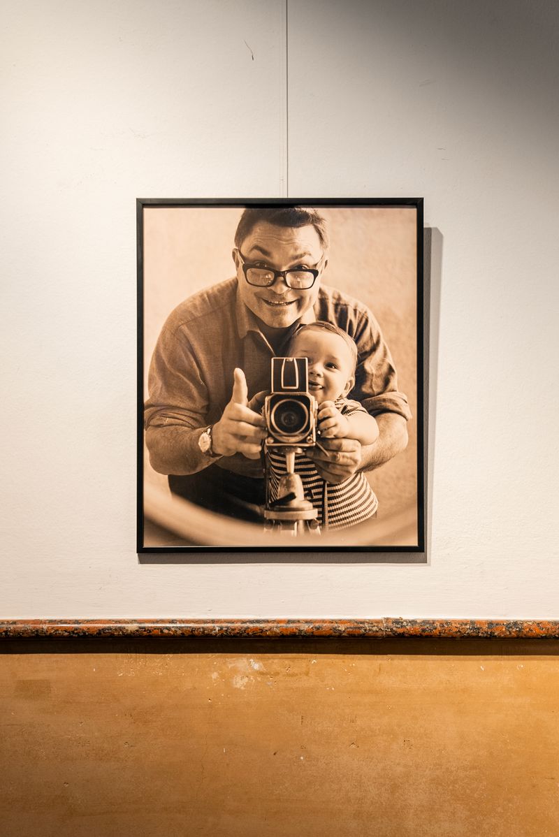 
             Autoretrat fotogràfic de Francesc Català-Roca i el seu fill, en el context de...
             Autor: Elena Pastor
             Mostra els detalls de la imatge Autoretrat fotogràfic de Francesc Català-Roca i el seu fill, en el context de...
             