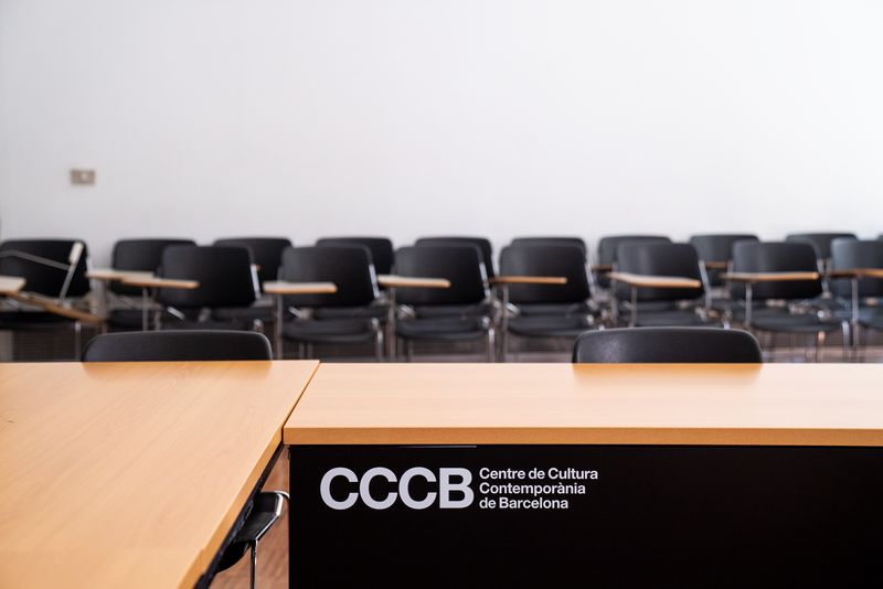 <div class='imageHoverDetail'>
             <p class='imageHoverTitle twoLineBreak'>Una de les aules del Centre de Cultura Contemporània de Barcelona (CCCB) amb ...</p>
             <p class='imageHoverAutor oneLineBreak'>Autor: Mariona Gil</p>
             <button class='imageHoverBtn'>Mostra els detalls de la imatge <span class='sr-only'>Una de les aules del Centre de Cultura Contemporània de Barcelona (CCCB) amb ...</span></button>
             </div>